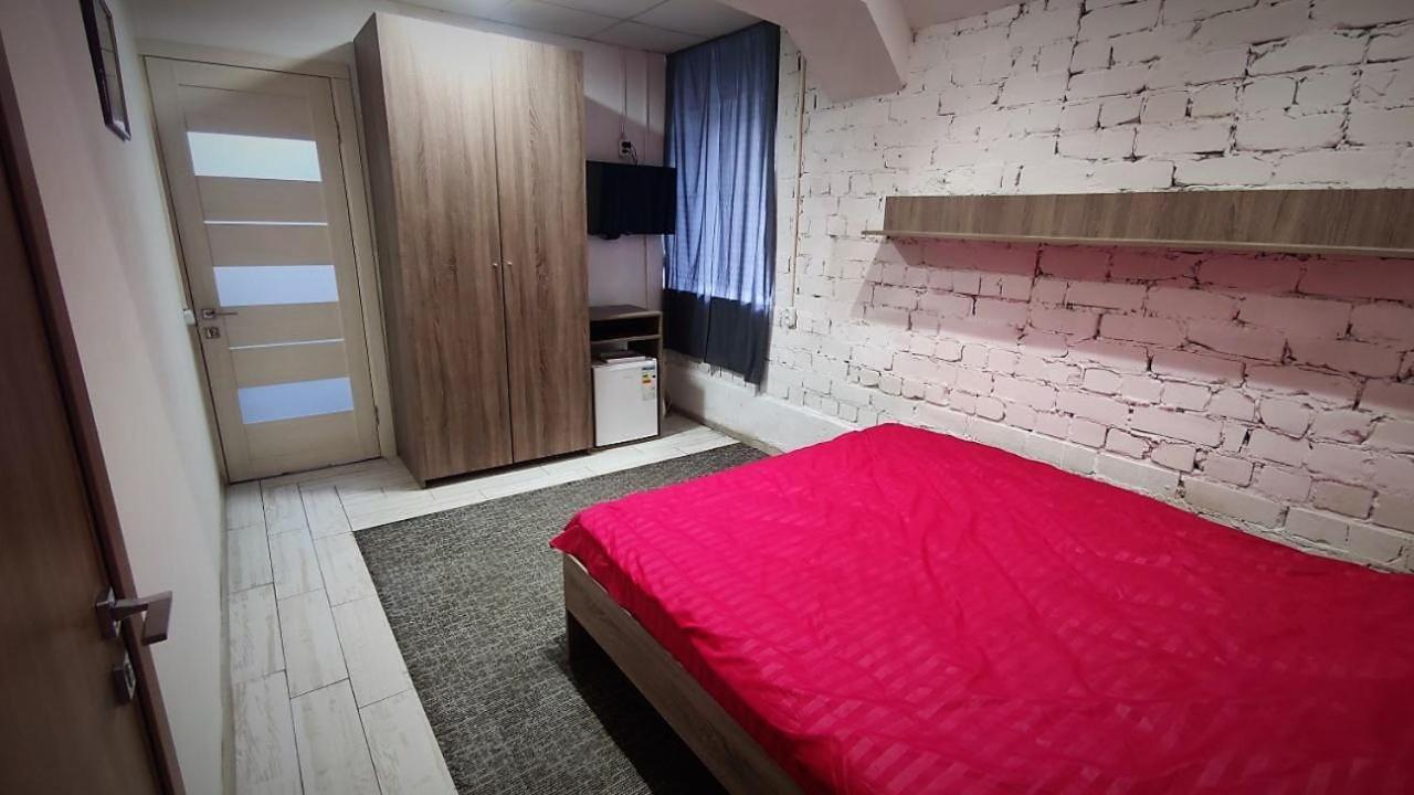 Міні Готель "Бункер" На Солом'Янському Kiev Exteriör bild