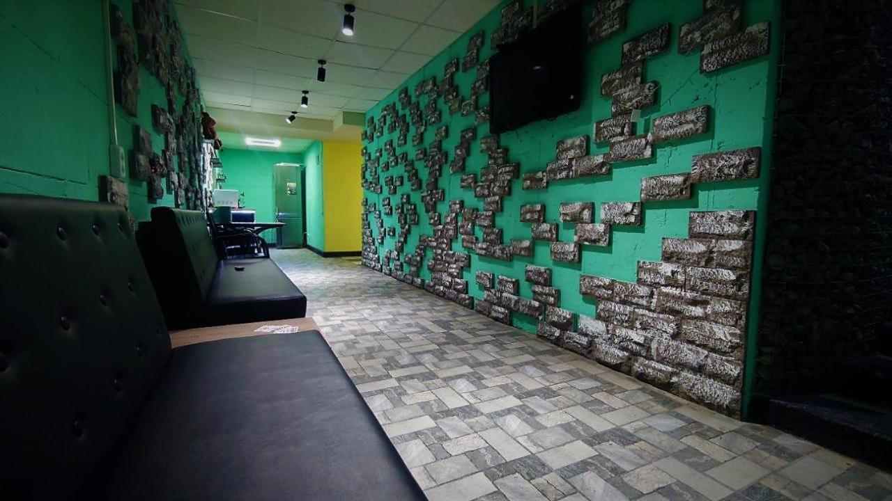 Міні Готель "Бункер" На Солом'Янському Kiev Exteriör bild